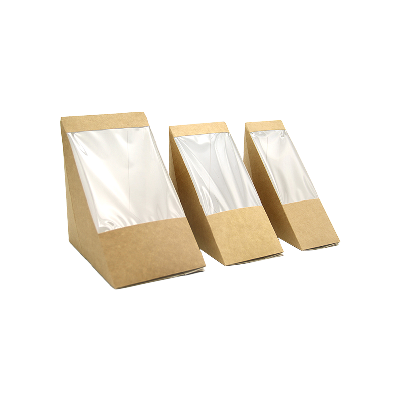 Kolmion muotoiset voileipärasiat ikkunalla voimapaperilla voileipärasia Ruokapakkaus Takeaway-laatikot leipomojälkiruoaksi